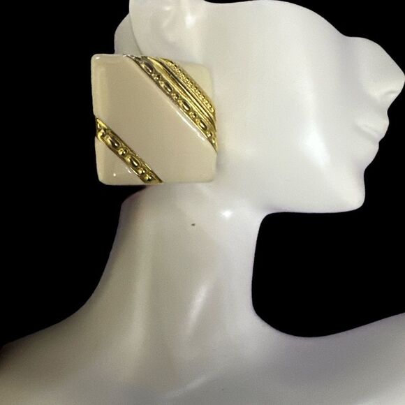 Vintage 80’s Givenchy Gold Tone Cream Beige Enamel Clip Earrings - Picture 9 of 11
